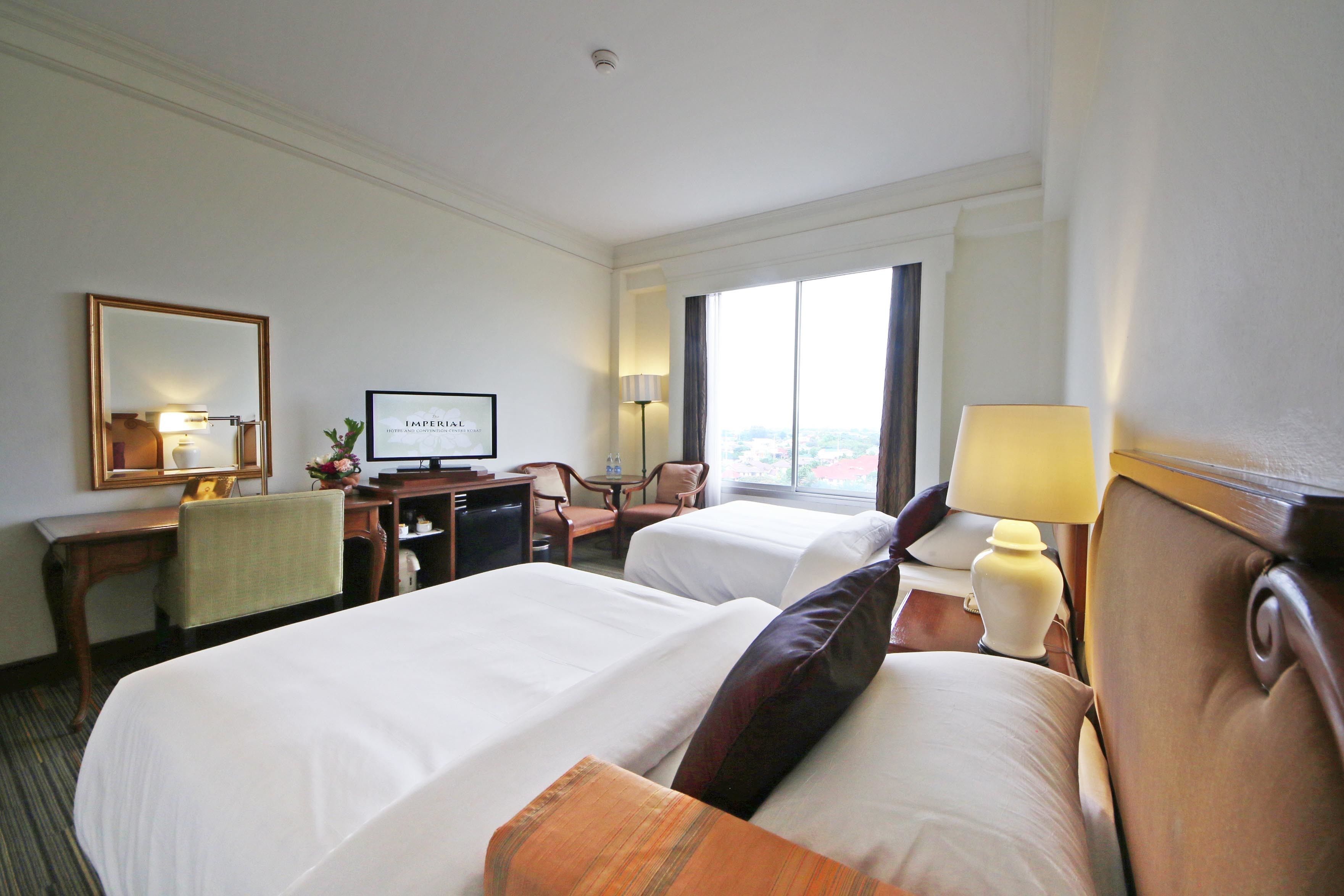 deluxe room | 1 bedroom, in-room safe, desk, blackout curtains