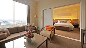 Junior Suite King Bed | セーフティボックス (室内)、デスク、遮光カーテン、防音設備
