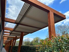 Ropa de cama de alta calidad, cubrecamas y minibar 