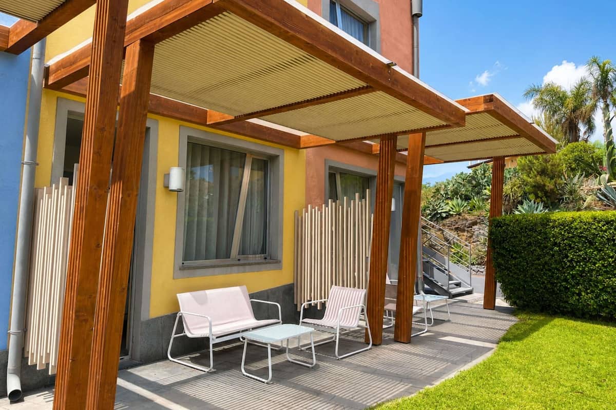 Chambre supérieure, 1 lit double, patio | Literie de qualité, couette en duvet, minibar, coffre-fort