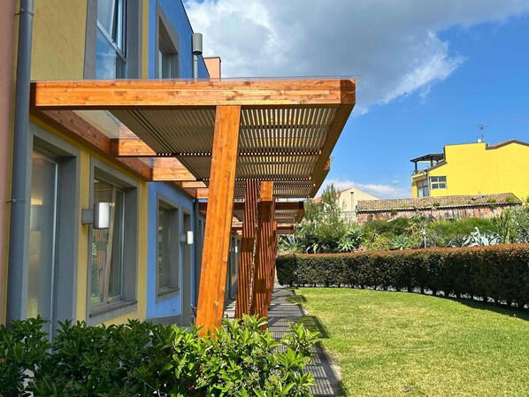 Superior-huone, 1 suuri parisänky (Garden Side) | Ylelliset vuodevaatteet, untuvapeitot