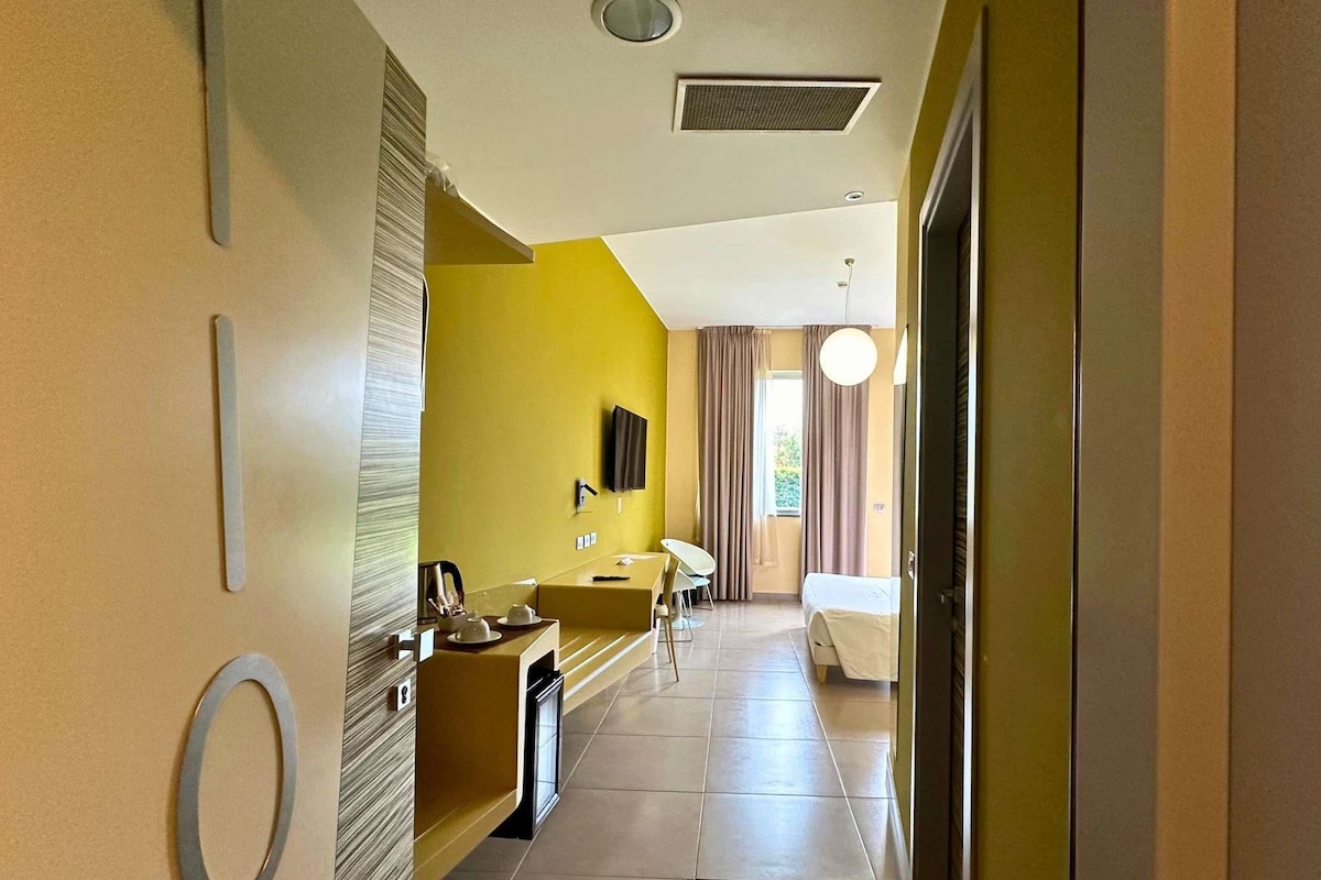 Superior Room with 1 Double Bed, Eco-Friendly | Sengetøy av topp kvalitet, dundyner, minibar og safe på rommet