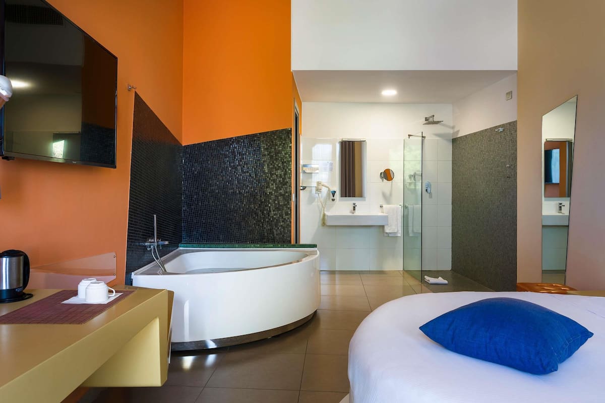 スーペリア ルーム キングベッド 1 台 | 高級寝具、羽毛の掛け布団、セレクト コンフォート製ベッド、ミニバー