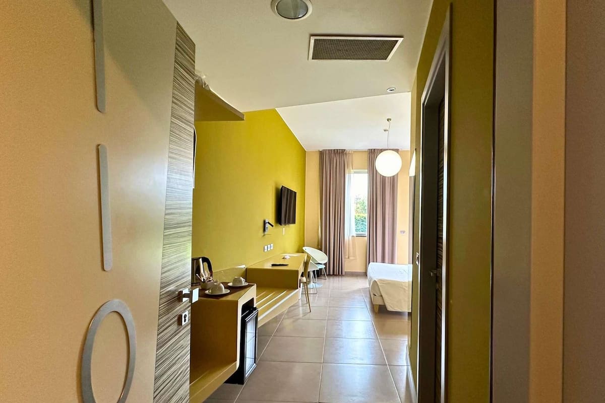 Habitació superior, 1 llit de matrimoni gran, zona enjardinada (Eco-Friendly) | Roba de llit d'alta qualitat i cobrellits