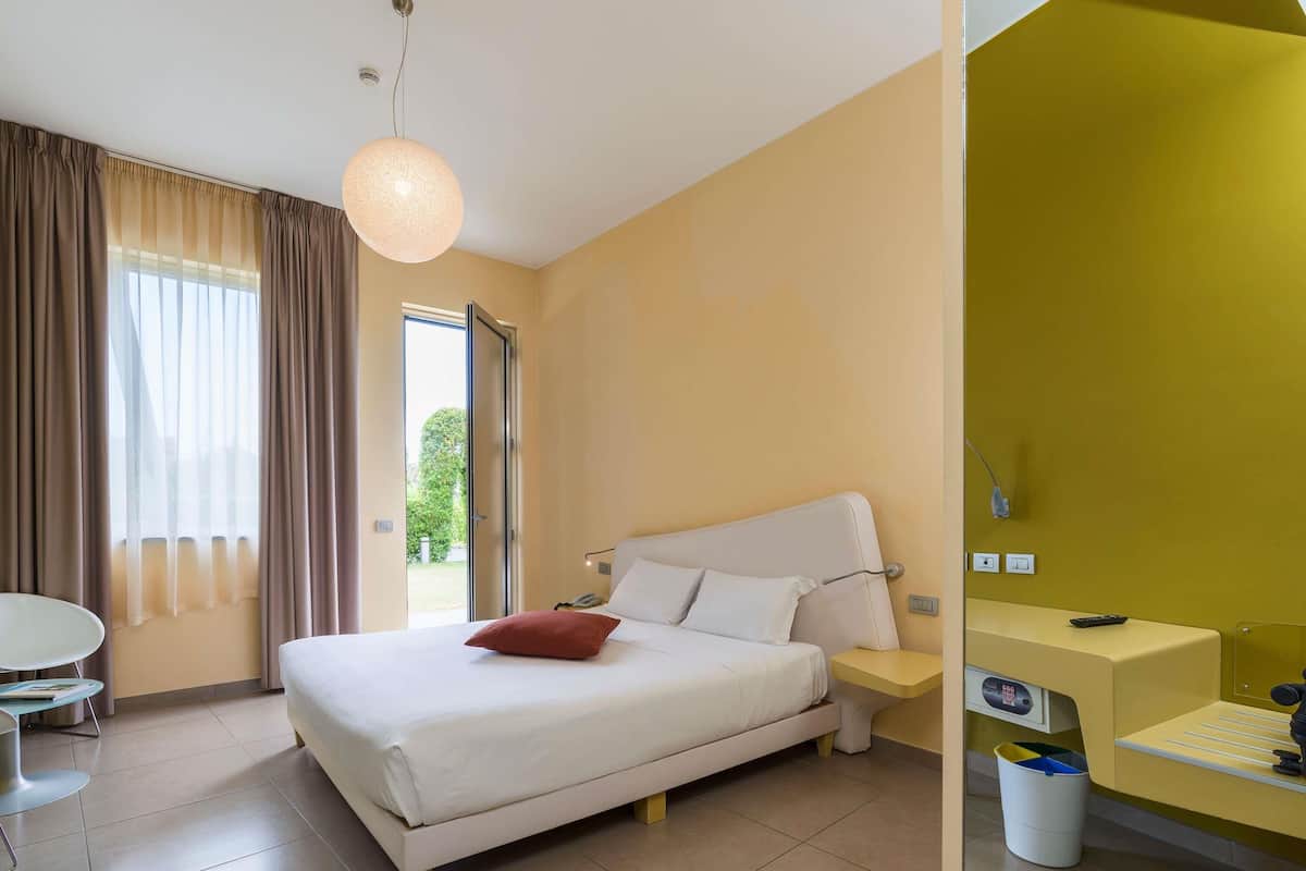 Superior Room, 1 King Bed (Garden Side)