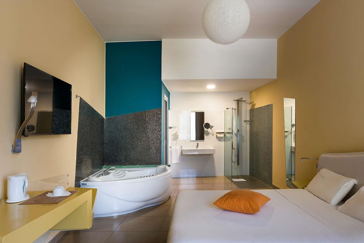 Superior Room, 1 King Bed | Premium bedding, down duvets, Select Comfort beds, minibar
