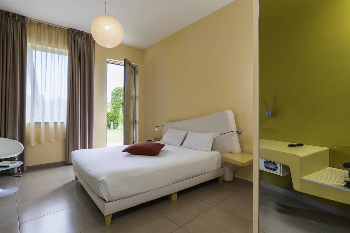 Superior Room, 1 King Bed (Garden Side)