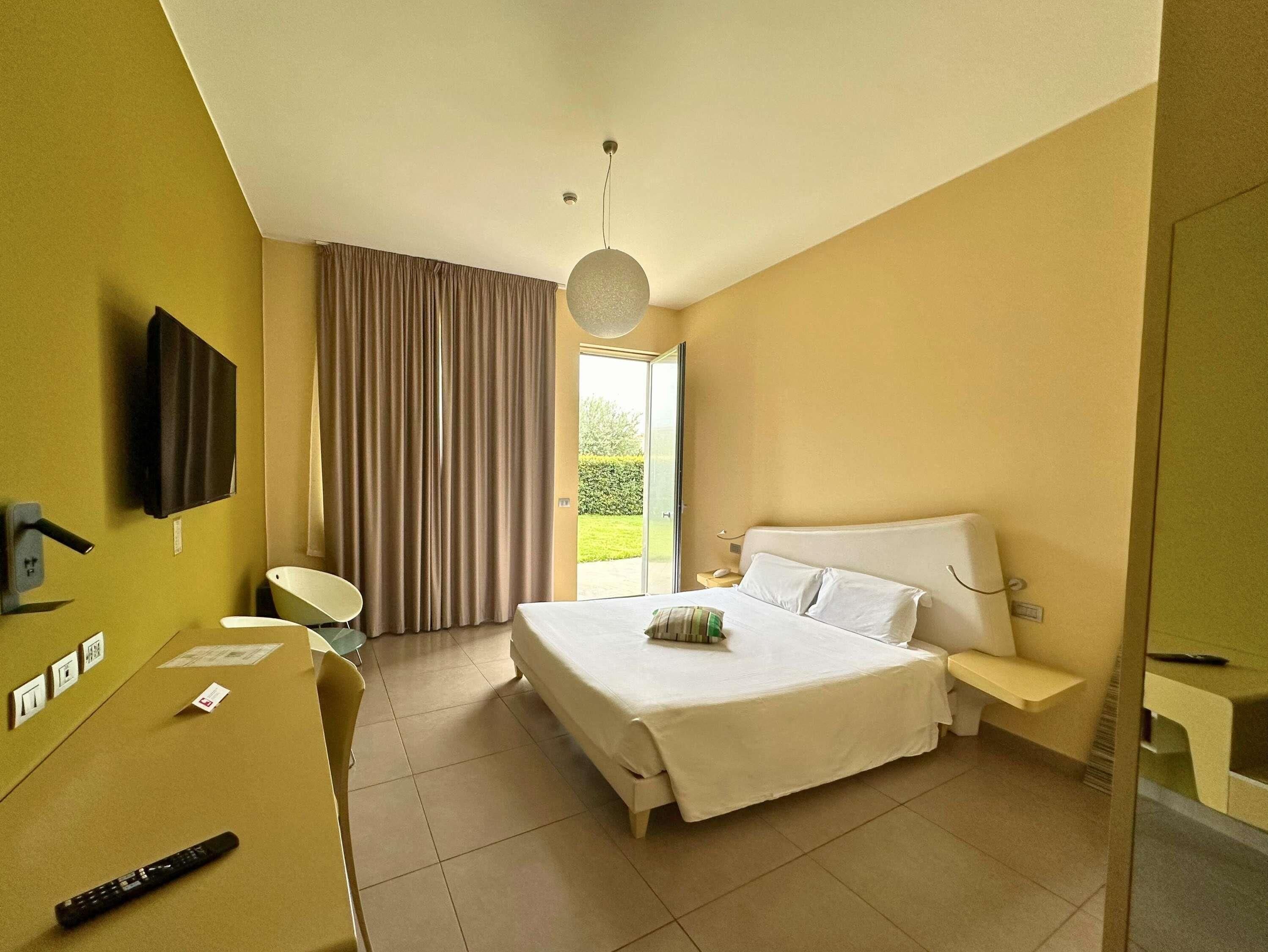 Superior Room, 1 Katil Raja (King), Garden Area (Eco-Friendly) | Peralatan tempat tidur premium, gebar bulu kapas, bar mini 