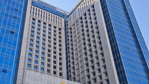 A high-rise building with a grid of windows and a modern architectural design. - Baotou Hotel State Guest Building (Baotou)