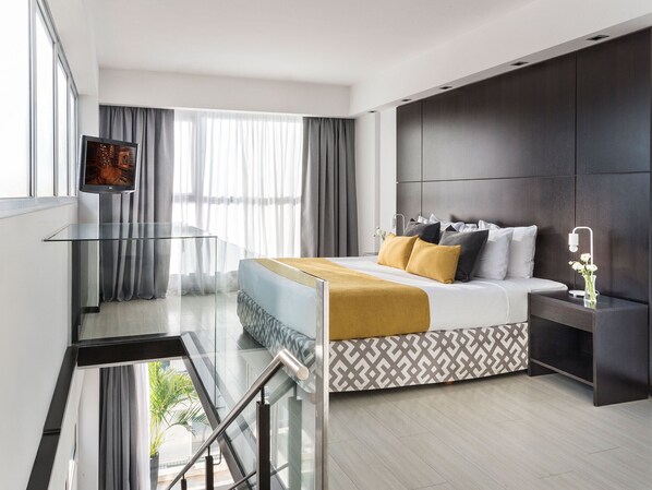 Minibar, in-room safe