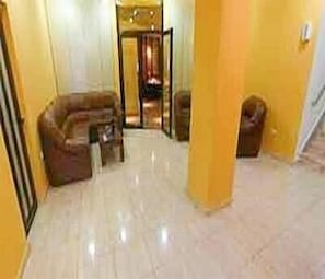 Lobby sitting area - Hotel Oasis (Brasov)