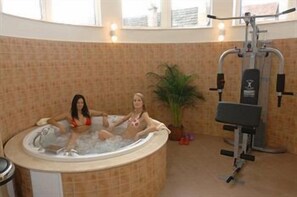 Indoor spa tub - Hotel Oasis (Brasov)