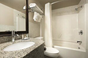 Suite, Meerdere bedden, niet-roken, terras | Badkamer | Een bad/douchecombinatie, gratis toiletartikelen, een haardroger