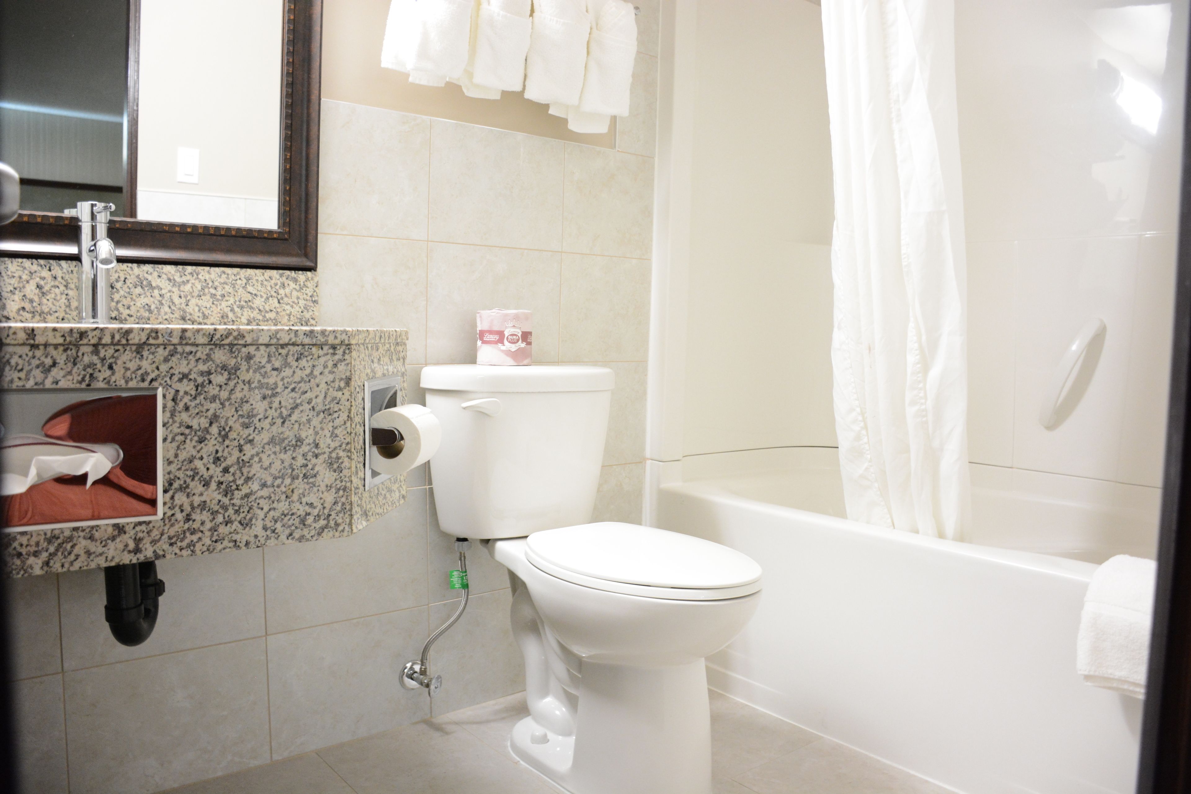 Un baño con inodoro, lavabo y bañera.