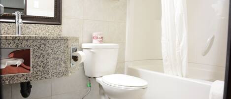 Un baño con inodoro, lavabo y bañera.