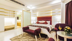 Suíte executiva, 1 cama King | Roupas de cama premium, camas com colchões pillow-top, frigobar