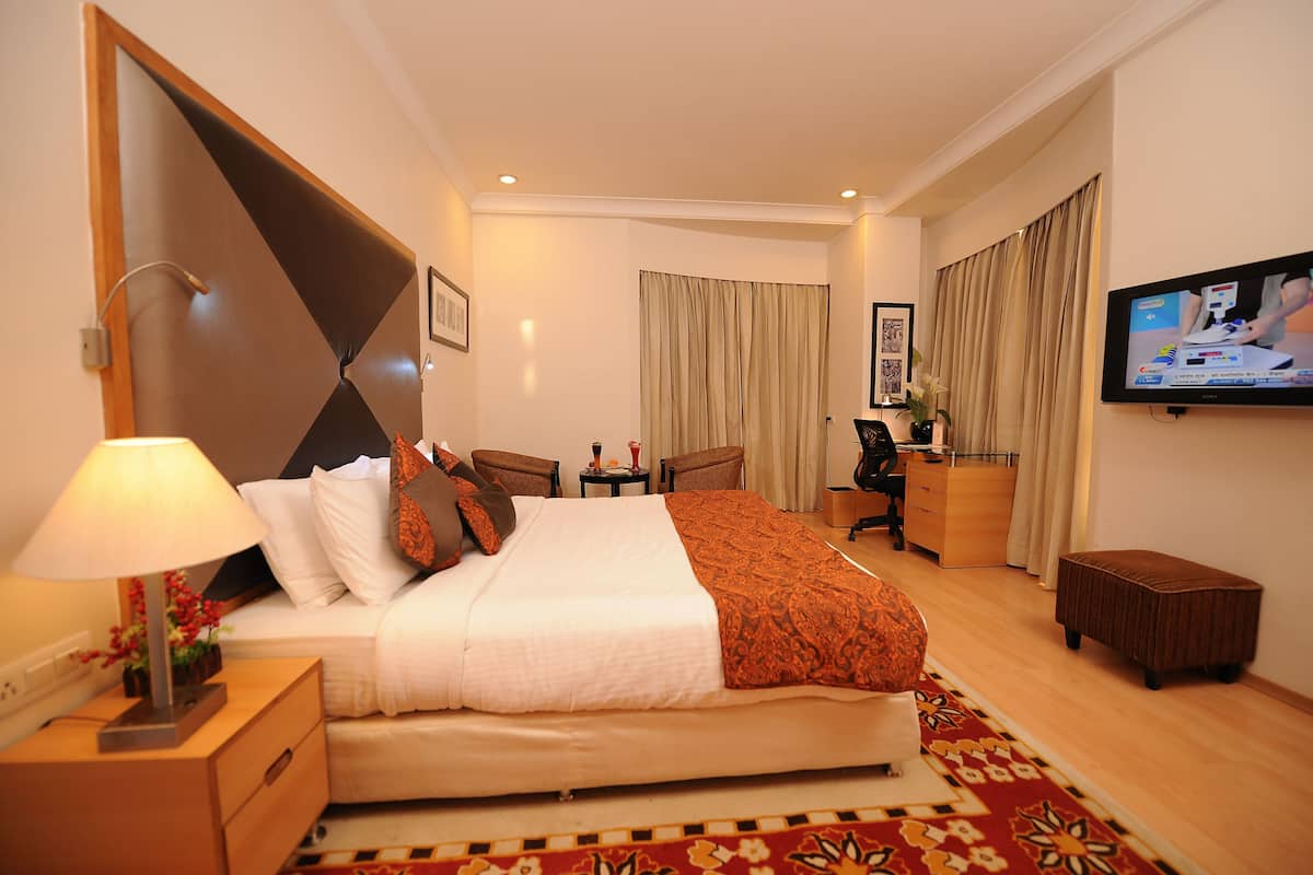 Premium bedding, pillow-top beds, minibar, in-room safe