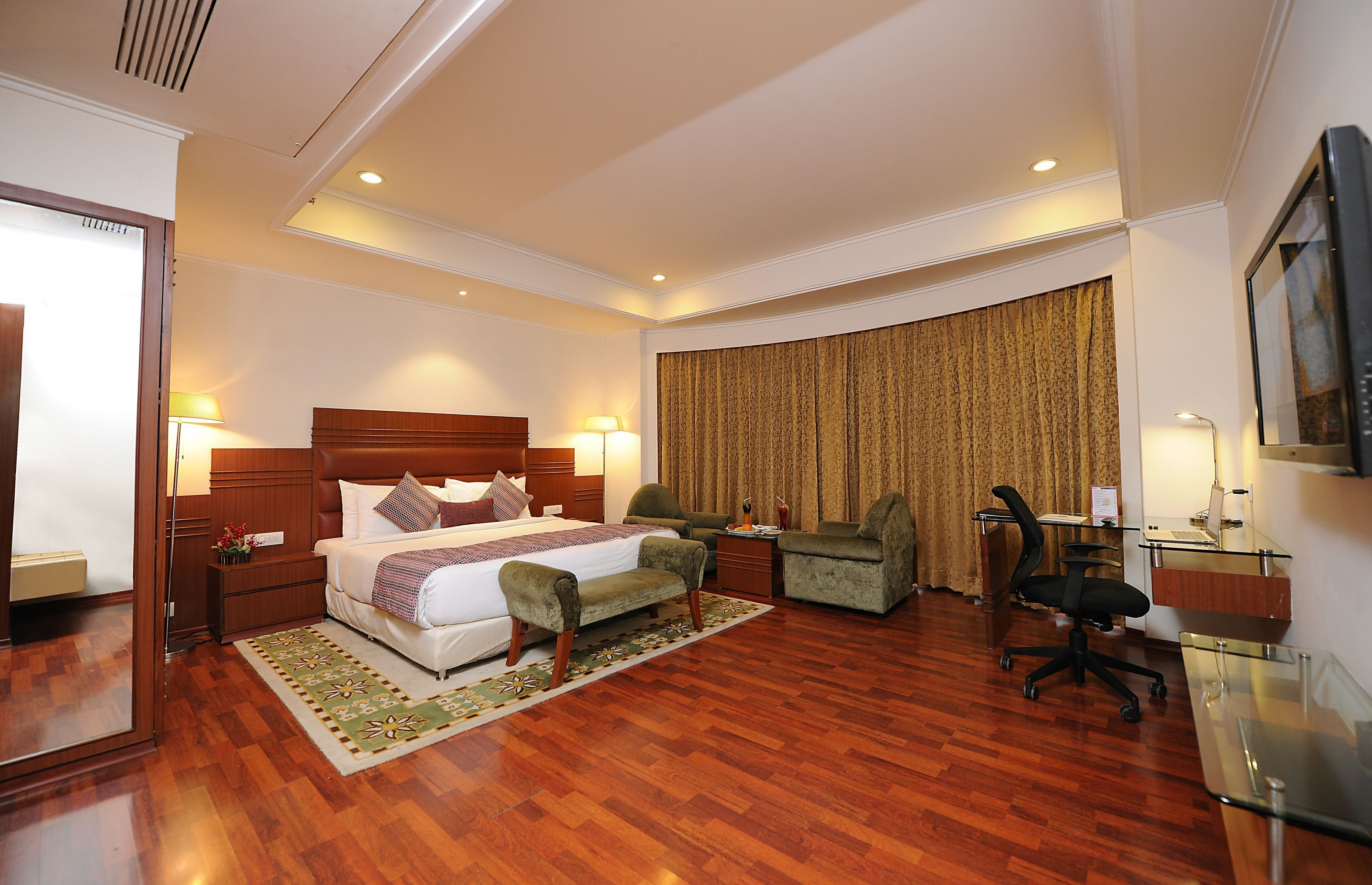 Premium bedding, pillow-top beds, minibar, in-room safe