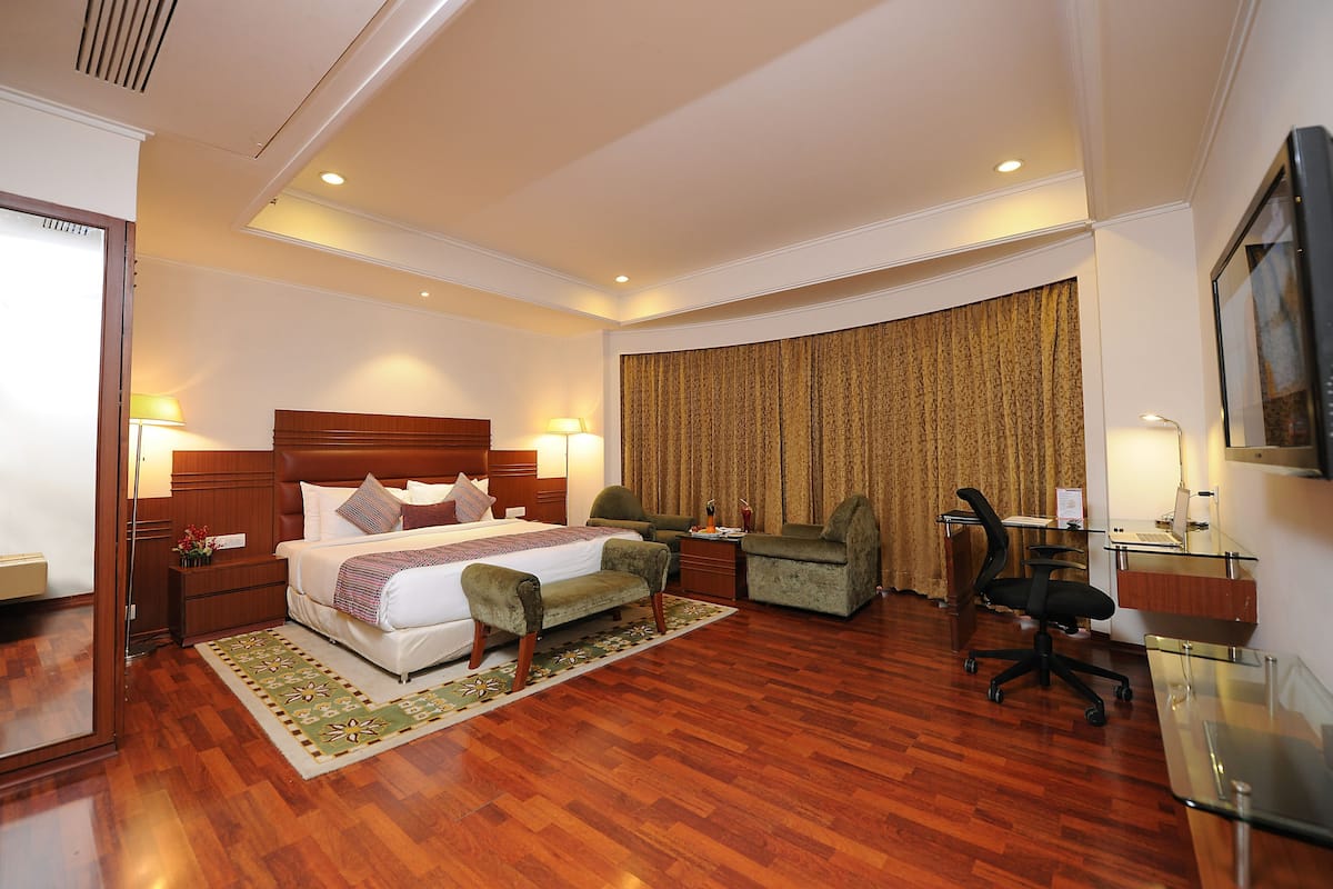 Premium bedding, pillow-top beds, minibar, in-room safe