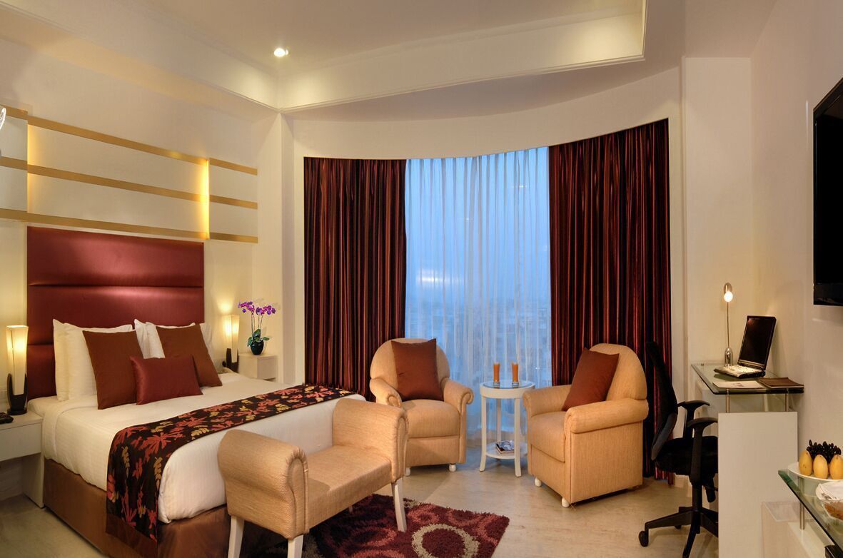 Premium bedding, pillow-top beds, minibar, in-room safe