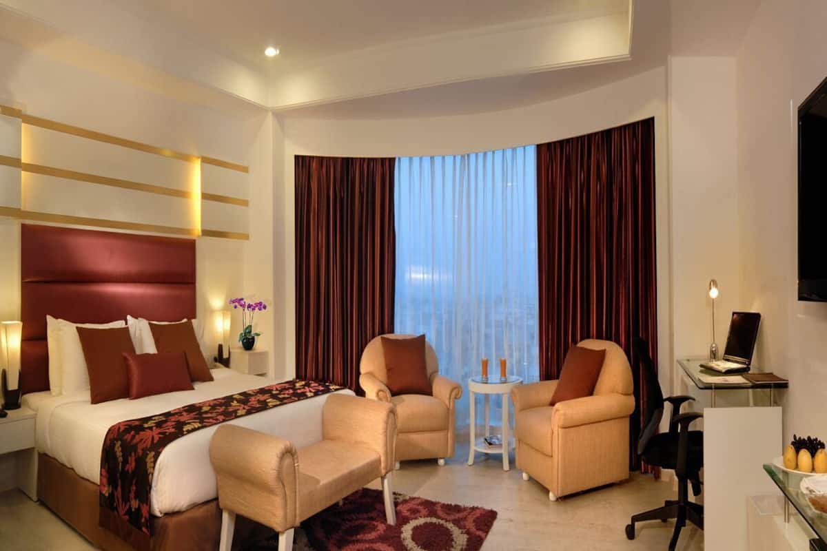 Premium bedding, pillow-top beds, minibar, in-room safe