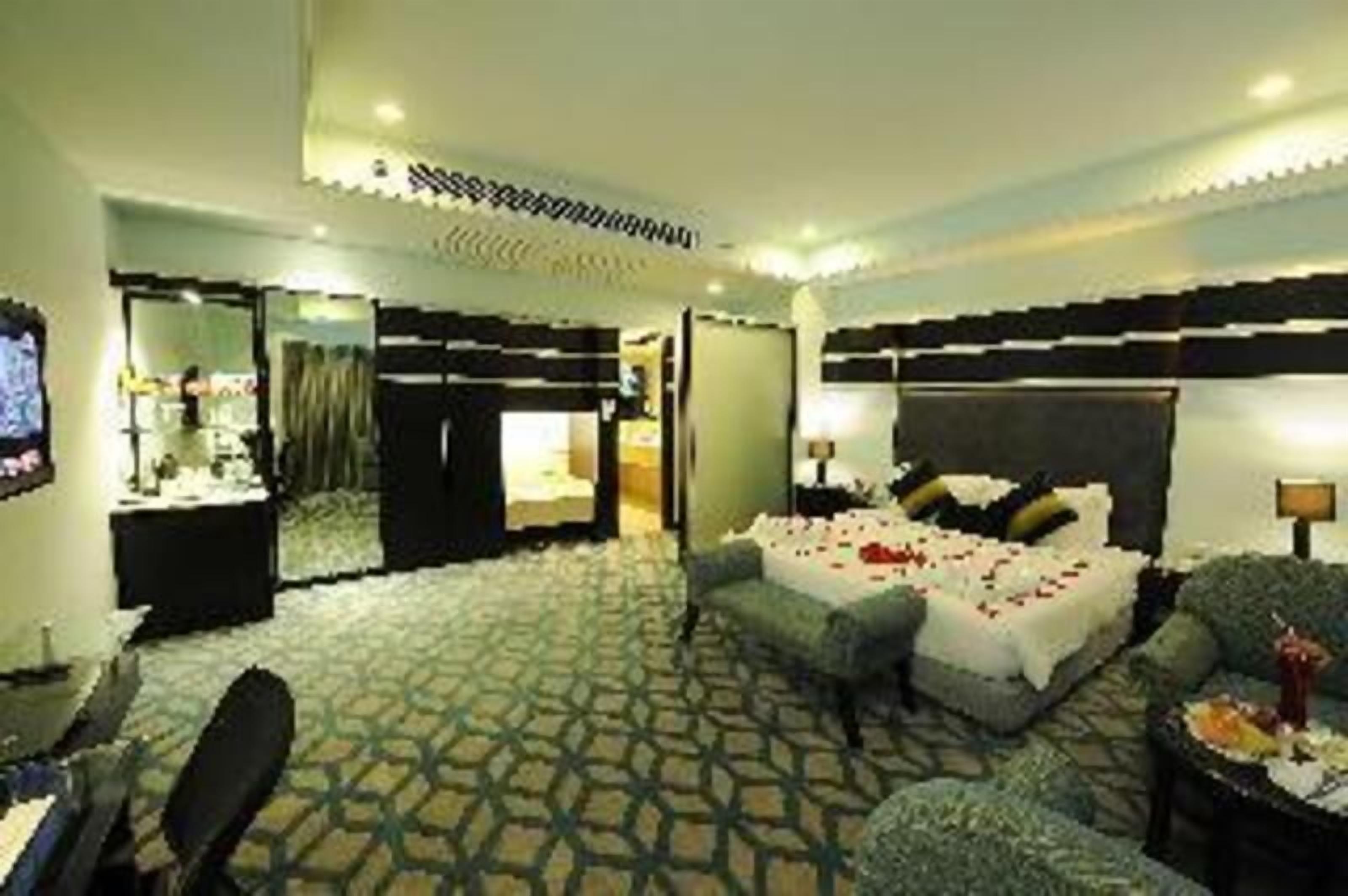Premium bedding, pillow-top beds, minibar, in-room safe