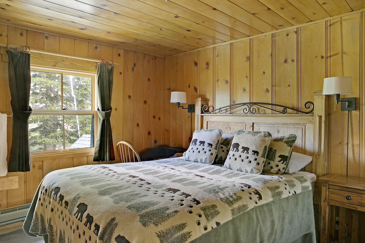 Kamer (Lodge Room with Shared Bath-No Pets) | Individueel gedecoreerd, individueel gemeubileerd, gratis wifi