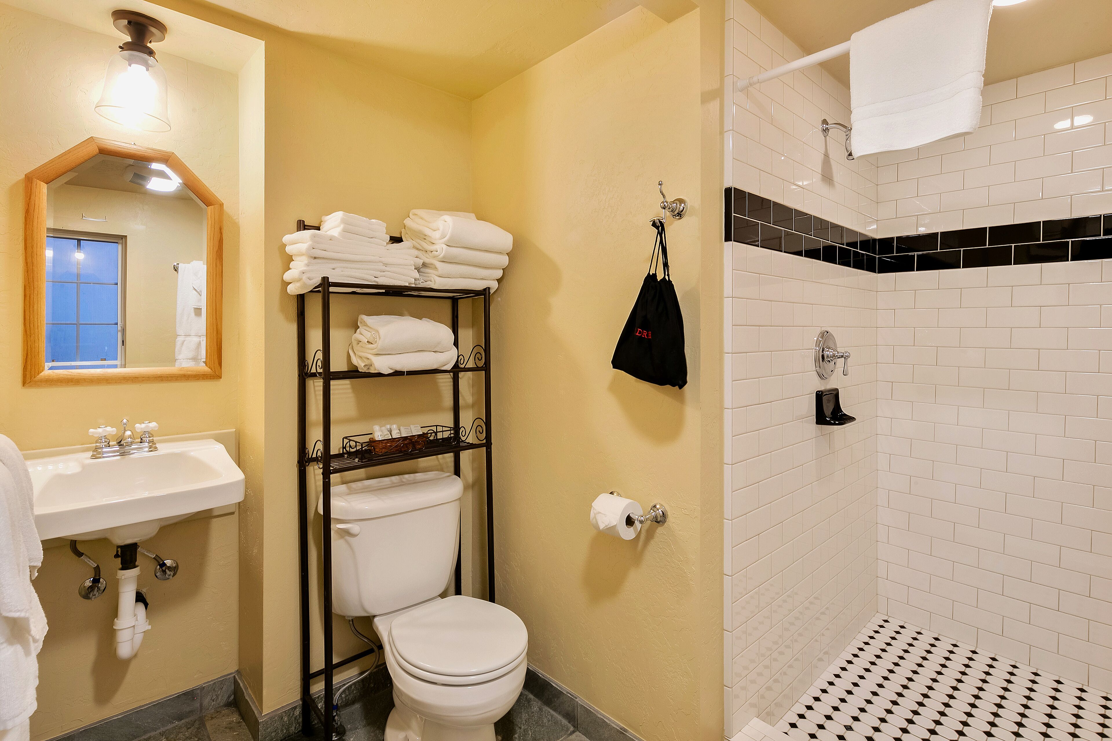 Ein Badezimmer mit Waschbecken, Toilette und Duschbereich.