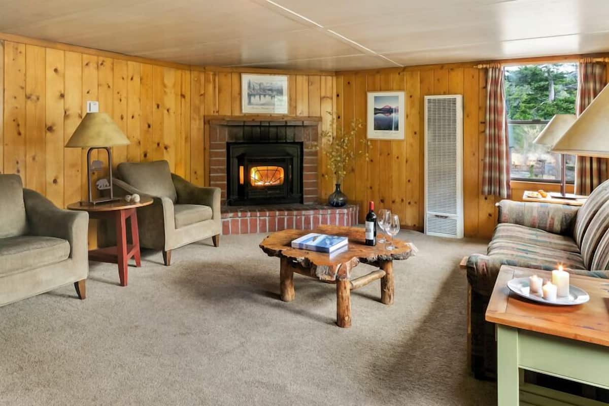 Deluxe Room, Multiple Beds | Living area