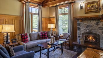 Deluxe Cabin, 2 Bedrooms (Deluxe Two Bedroom Cabin) | Living area