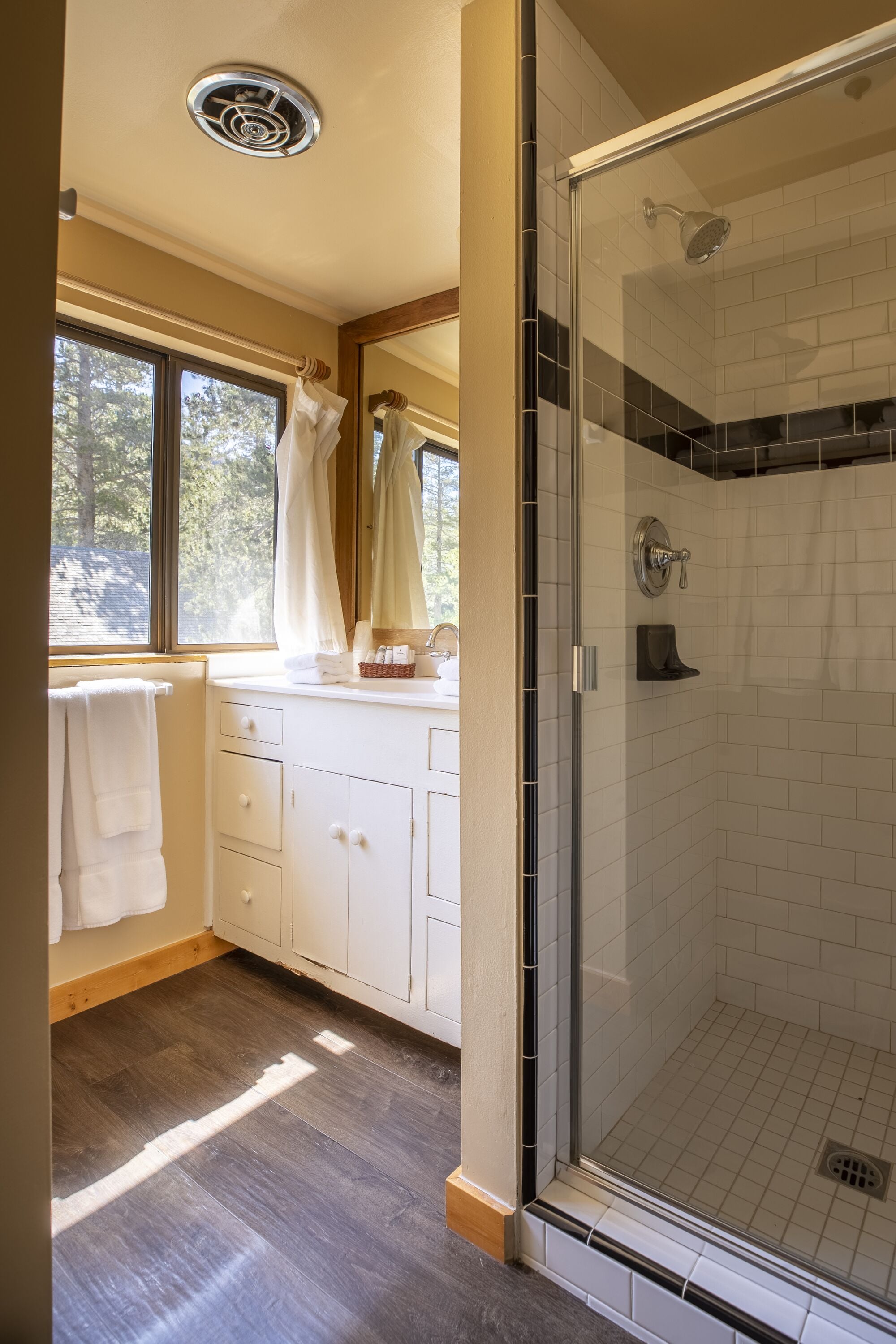 room (lodge room with private bath-no pets) | bathroom | free toiletries, hair dryer, towels, soap