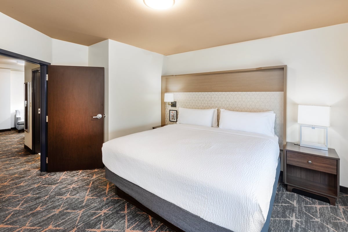 Desk, blackout drapes, iron/ironing board, free WiFi