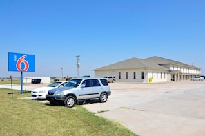 Free self-parking - Motel 6 South Haven, KS (South Haven)
