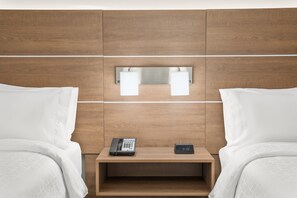 In-room safe, desk, laptop workspace, blackout drapes - Holiday Inn Express & Suites Palm Bay by IHG (Palm Bay)