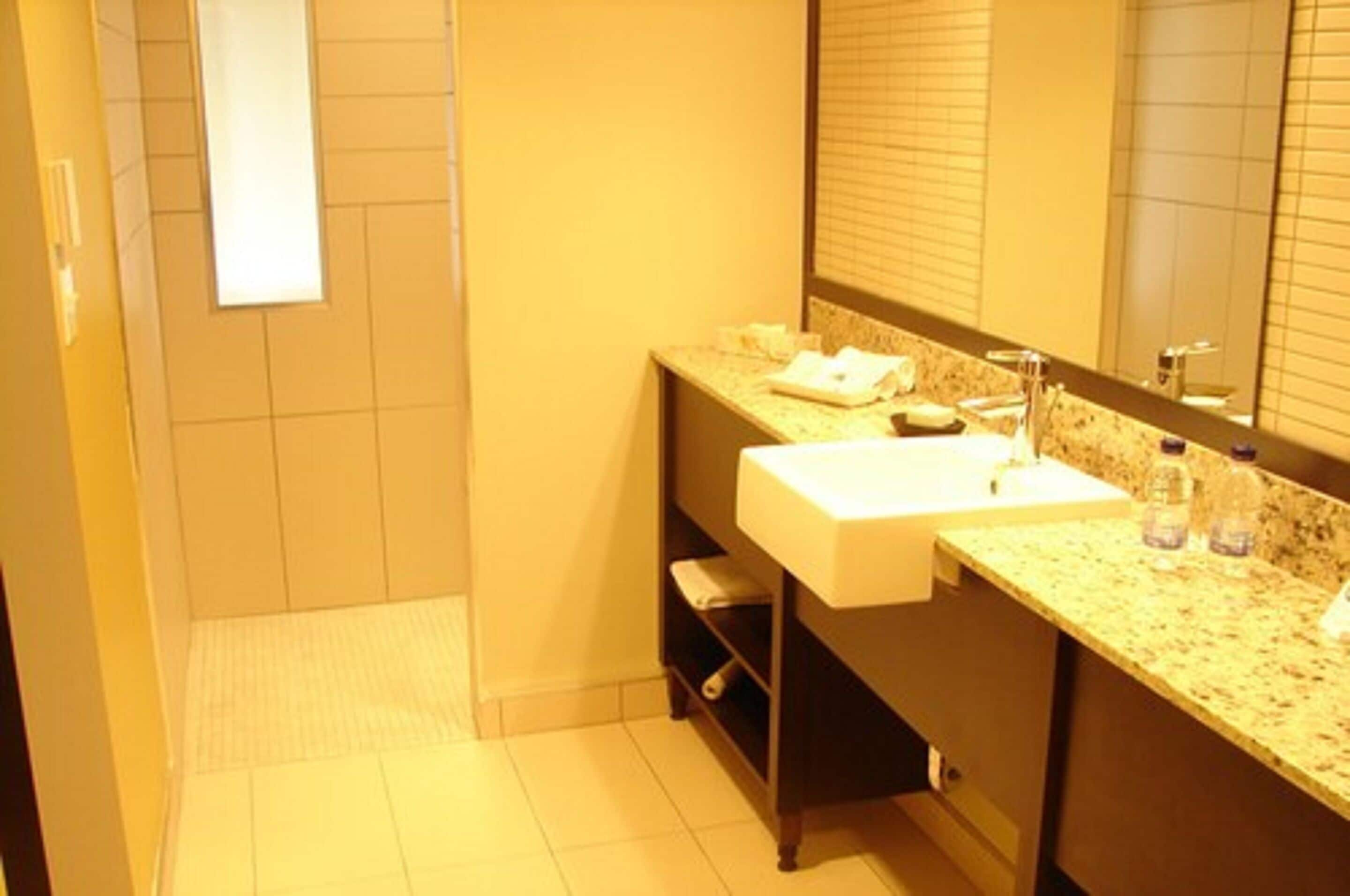 classic room (eco river lodge park - 2 queen) | bathroom | free toiletries, hair dryer, bathrobes, towels