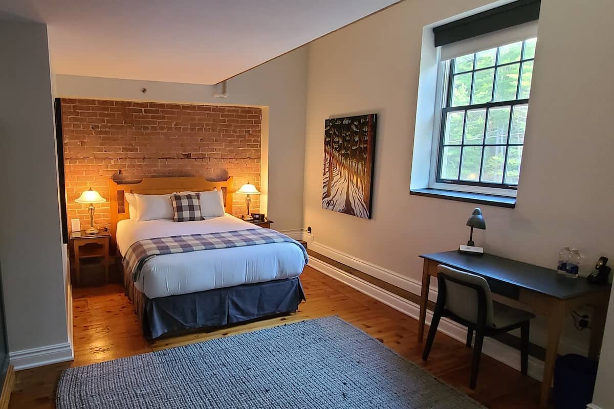 Standard Room Waterfall View (Heritage - Queen) | 1 bedroom, hypo-allergenic bedding, Select Comfort beds
