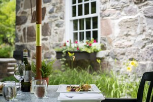 2 restaurantes, se sirve desayuno 