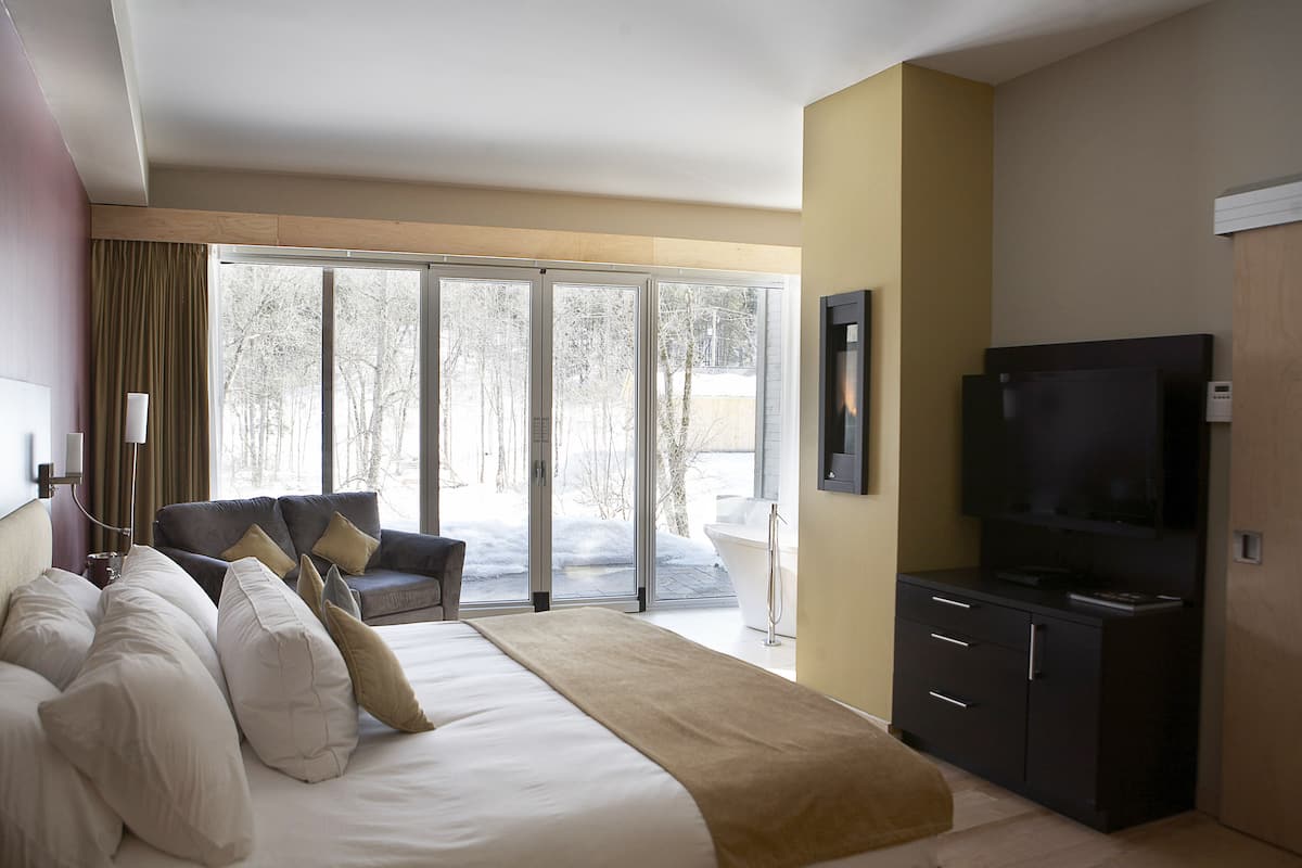 Superior Room (Eco River Lodge - King) | 1 bedroom, hypo-allergenic bedding, Select Comfort beds