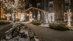 Tunnelmallinen, maalaishenkinen rakennus, jonka julkisivu on puuta ja jota valaisevat koristeelliset valonauhat. Rakennukseen johtaa päällystetty kävelytie.