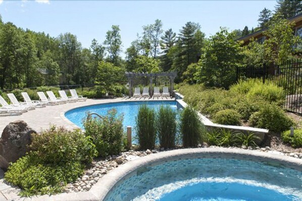 Piscine extérieure (ouverte en saison)