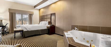 Habitación, 1 cama King size, hidromasaje | Ropa de cama de alta calidad, edredón y camas con pillow-top