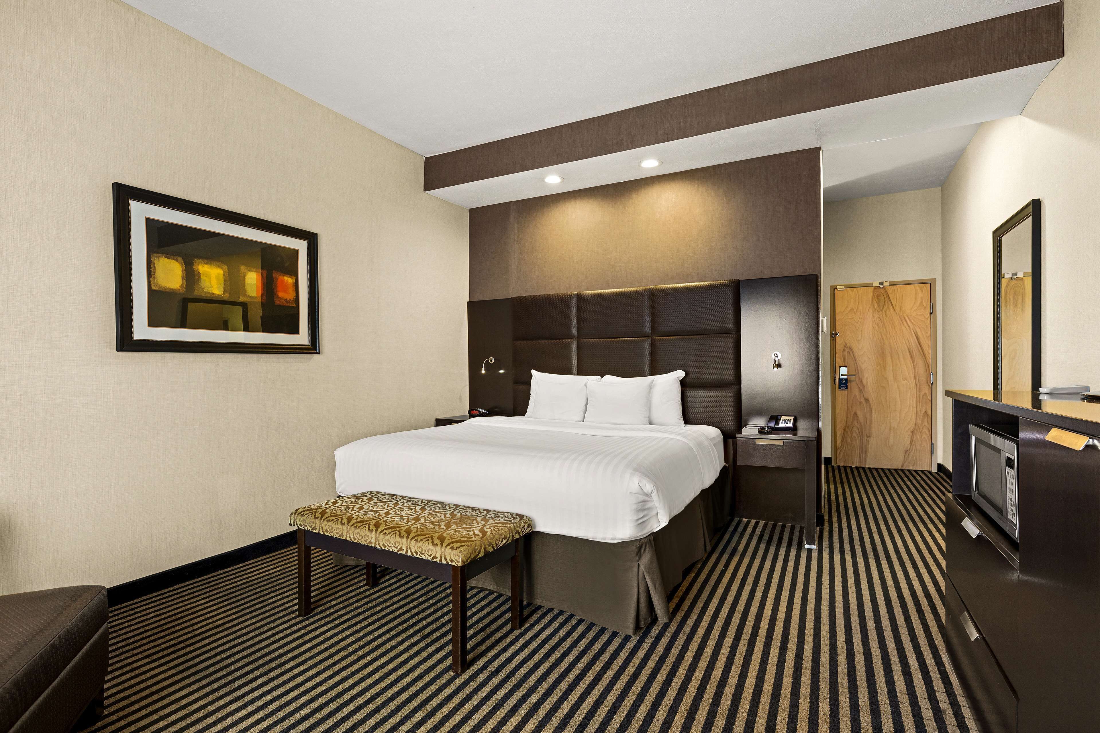 room, 1 king bed | premium bedding, down duvets, pillow-top beds, desk