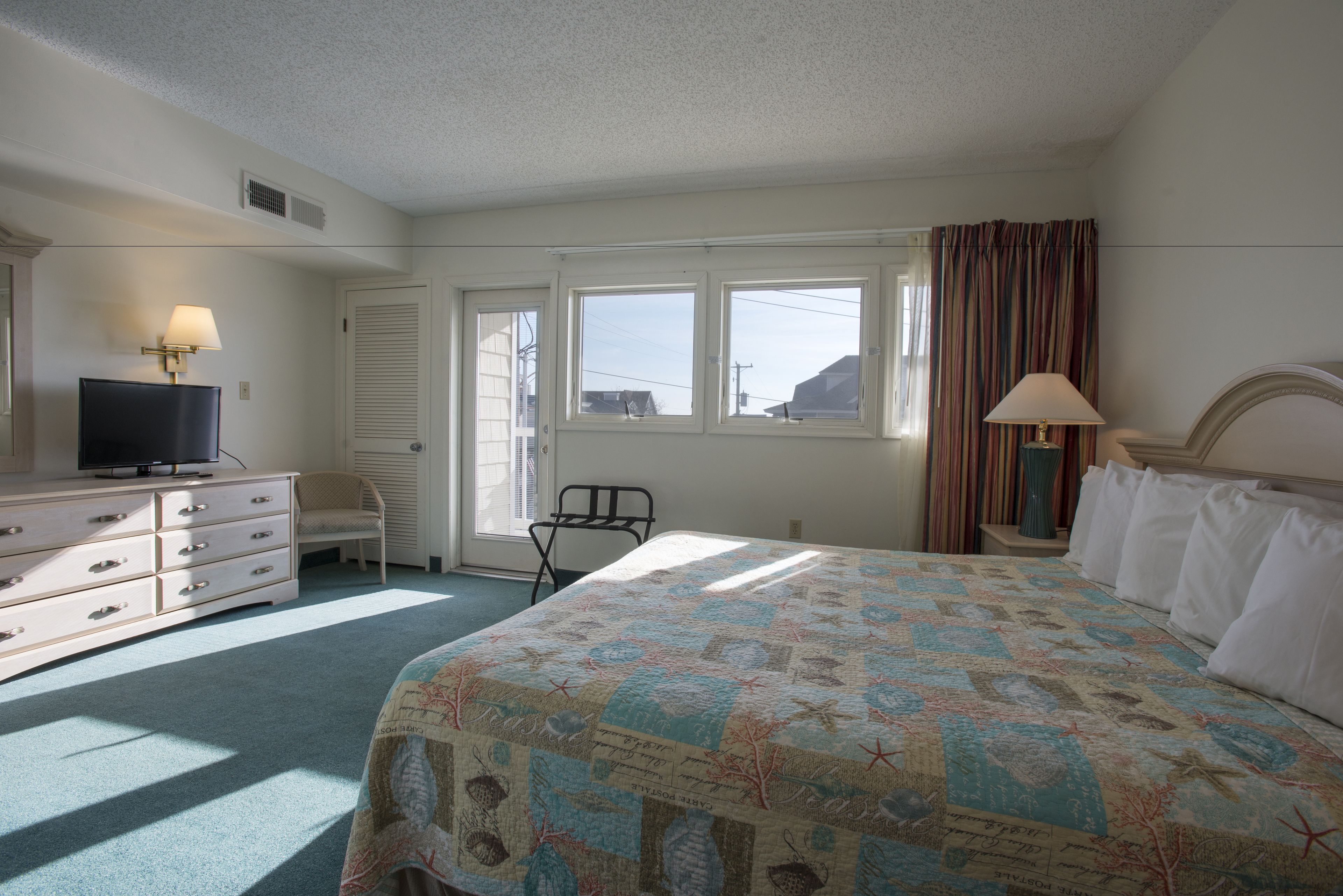 deluxe suite, 1 bedroom | 1 bedroom, in-room safe, iron/ironing board, free wifi