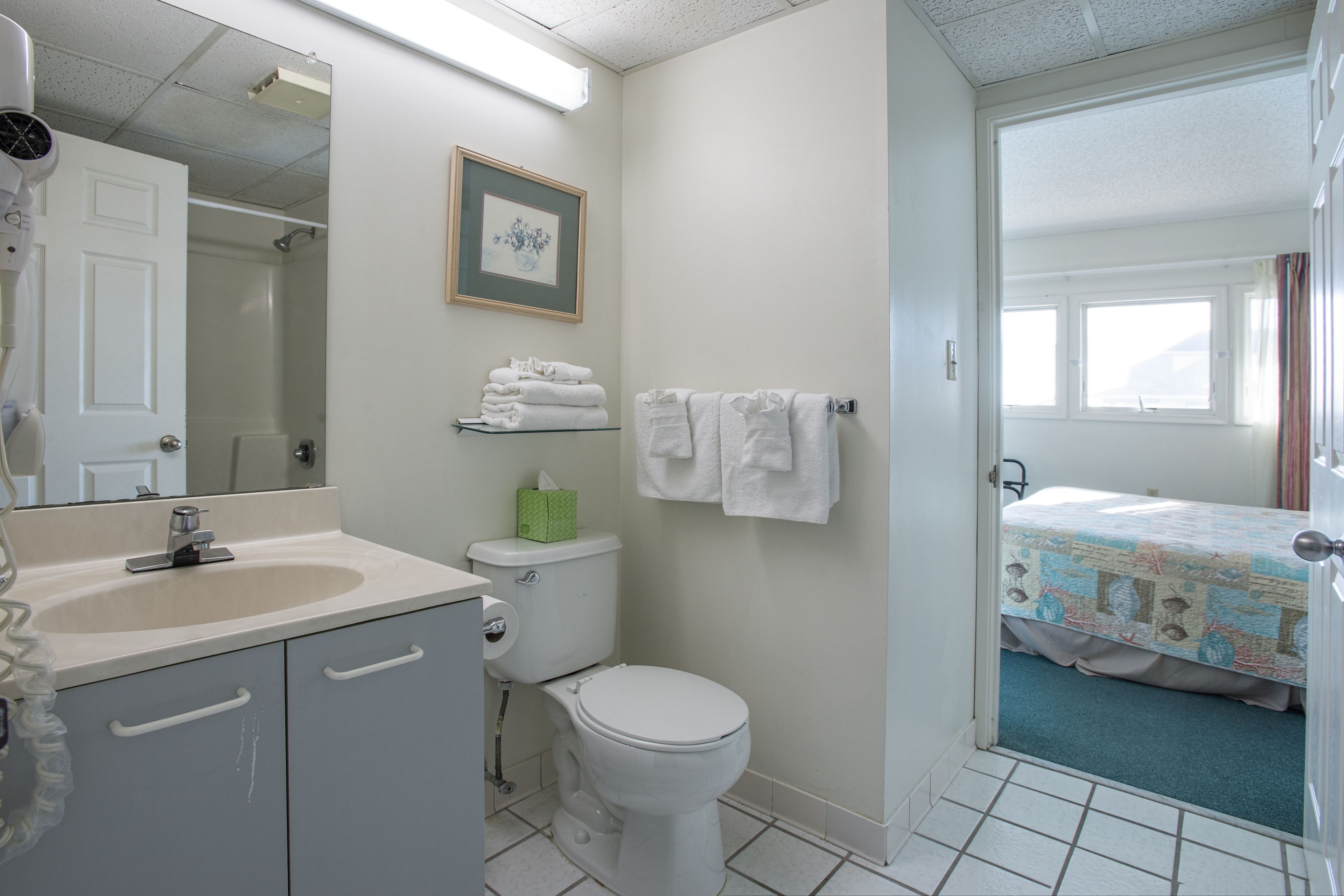 deluxe suite, 1 bedroom | bathroom | combined shower/bathtub, free toiletries, hair dryer, towels