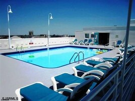 Una piscina al aire libre de temporada