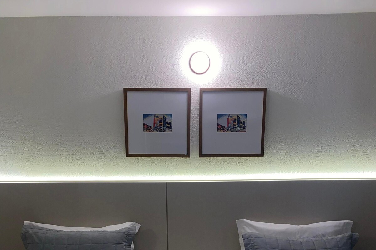 Minibar, Zimmersafe, Schreibtisch, Verdunkelungsvorhänge