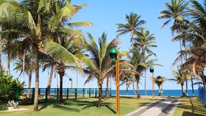 Pantai di sekitar dan pasir putih