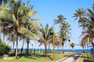 Ubicación cercana a la playa y arena blanca