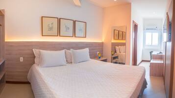 Quarto Superior Casal | Frigobar, cofres nos quartos, individualmente decorados, escrivaninha