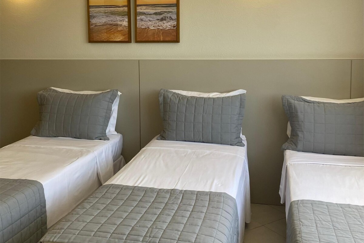 Minibar, caja de seguridad en la habitación y escritorio